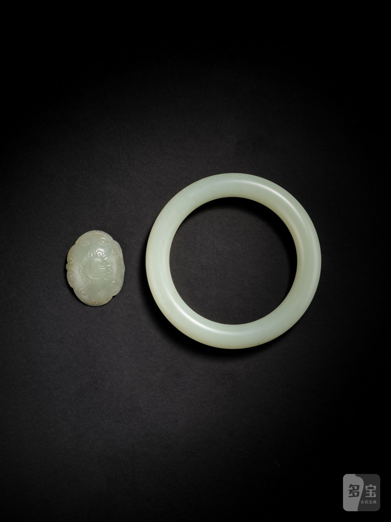 清　青白玉手鐲 及 玉團壽紋飾件 | A PALE GREEN JADE BANGLE AND A MINIATURE JADE 'SHOU MEDALLION' ORNAMENT - 图3